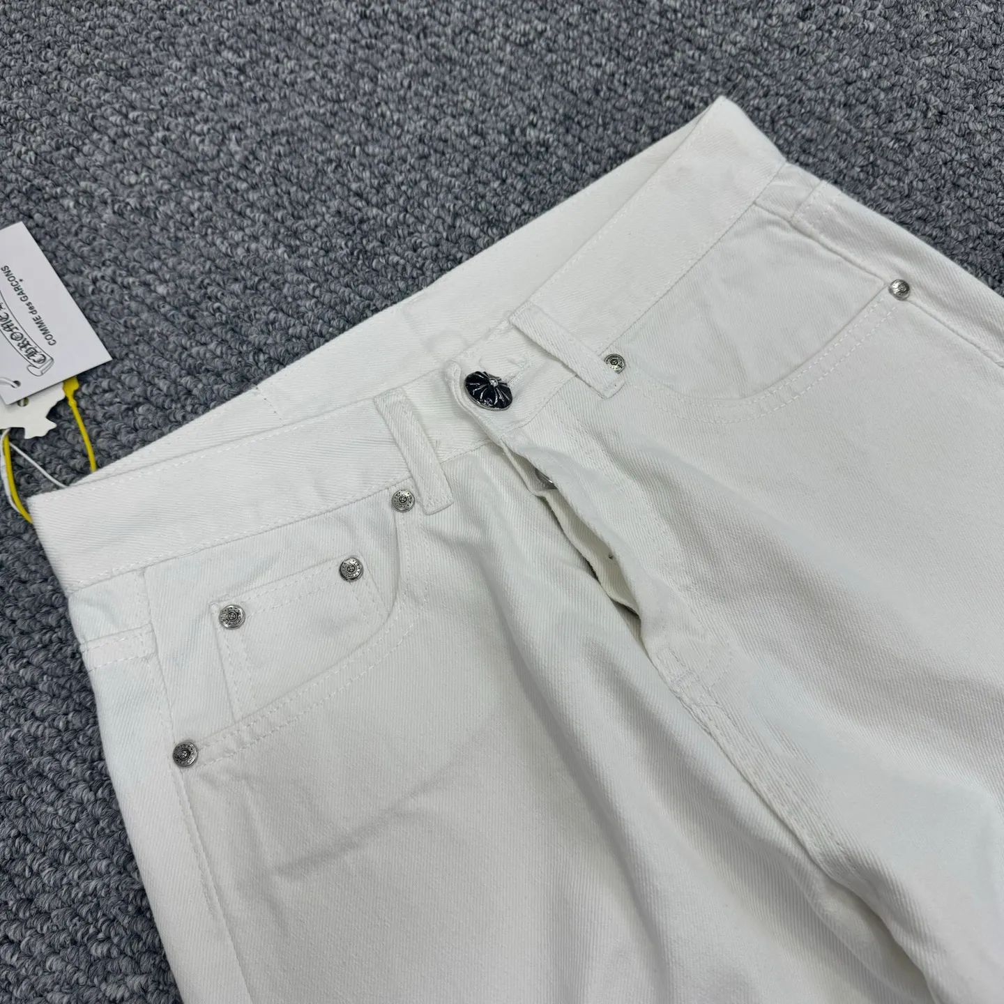 P280 Style No.: H821 Chrome Heart & Chrome Heart White Bull King Metal Cross Patch Leather Jeans ChromeHearts#Design Jeans Invincible Texture Ceiling-Level Jeans Hard to Find at the Counter‼ ️ Cross patchwork leather jeans, top-notch heavy-duty washing process, calfskin laser-cut cross, distressed silver hardware, straight-leg version slimming the upper body, that lesbian style Color: White Size: S M L XL